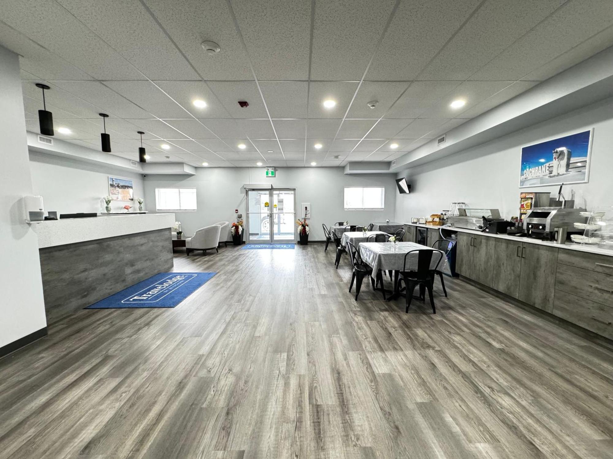Travelodge By Wyndham Cochrane Экстерьер фото