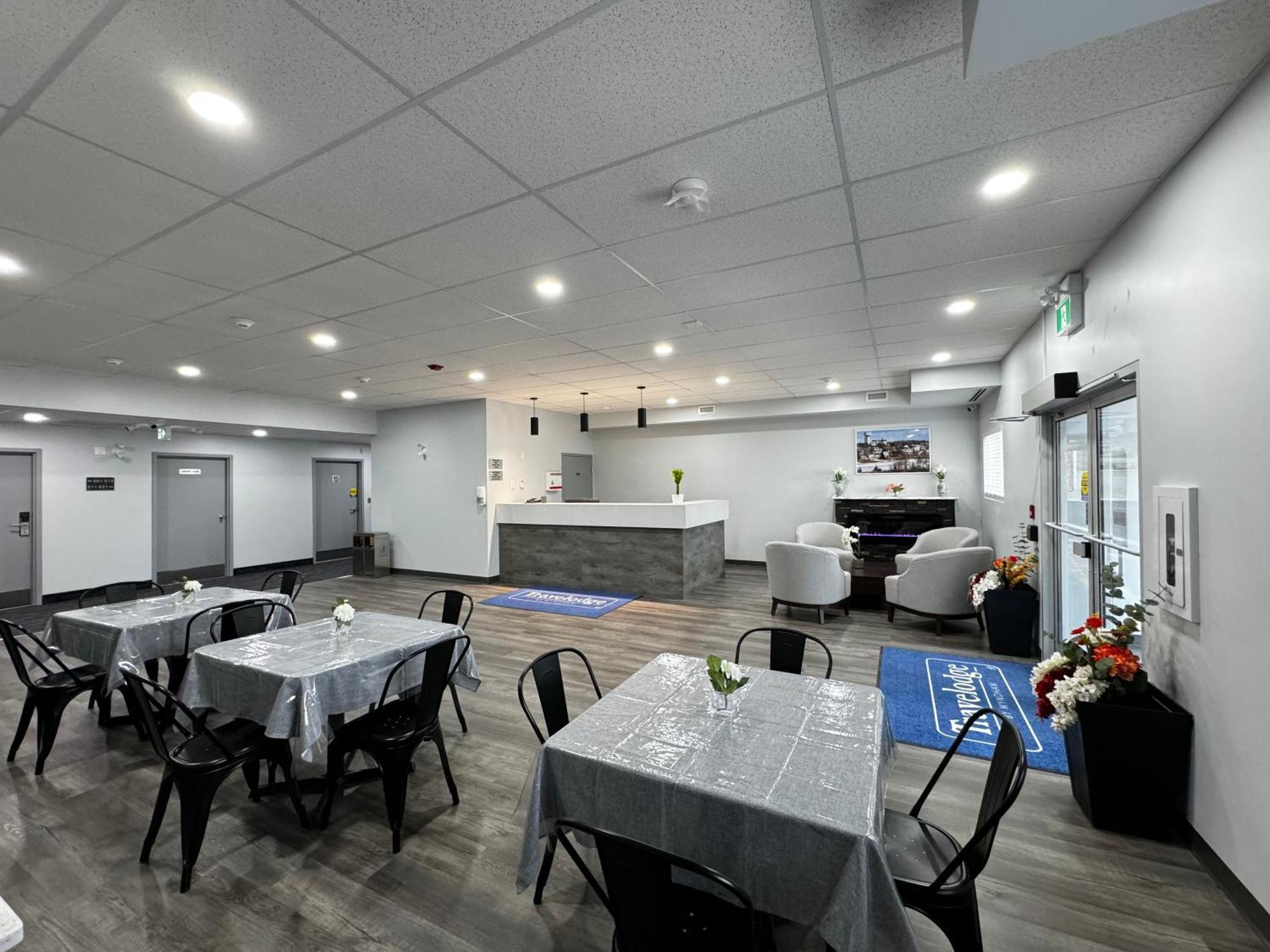 Travelodge By Wyndham Cochrane Экстерьер фото