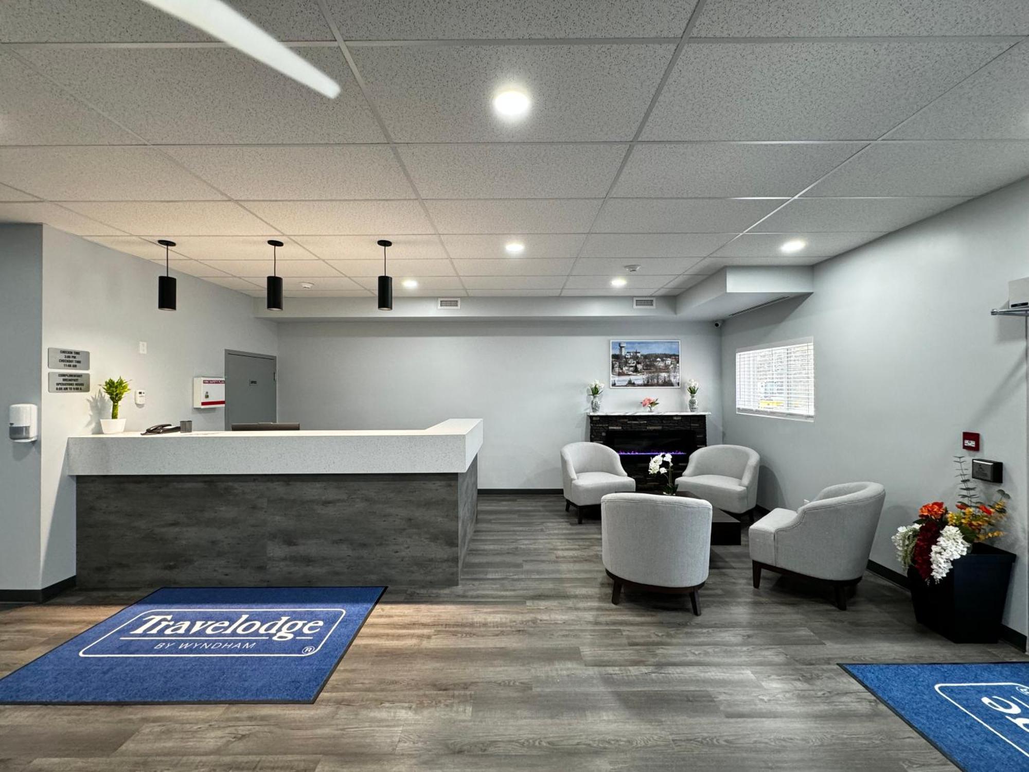 Travelodge By Wyndham Cochrane Экстерьер фото