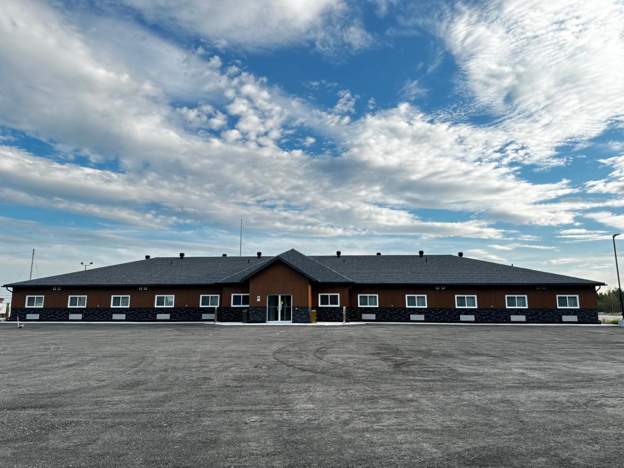 Travelodge By Wyndham Cochrane Экстерьер фото