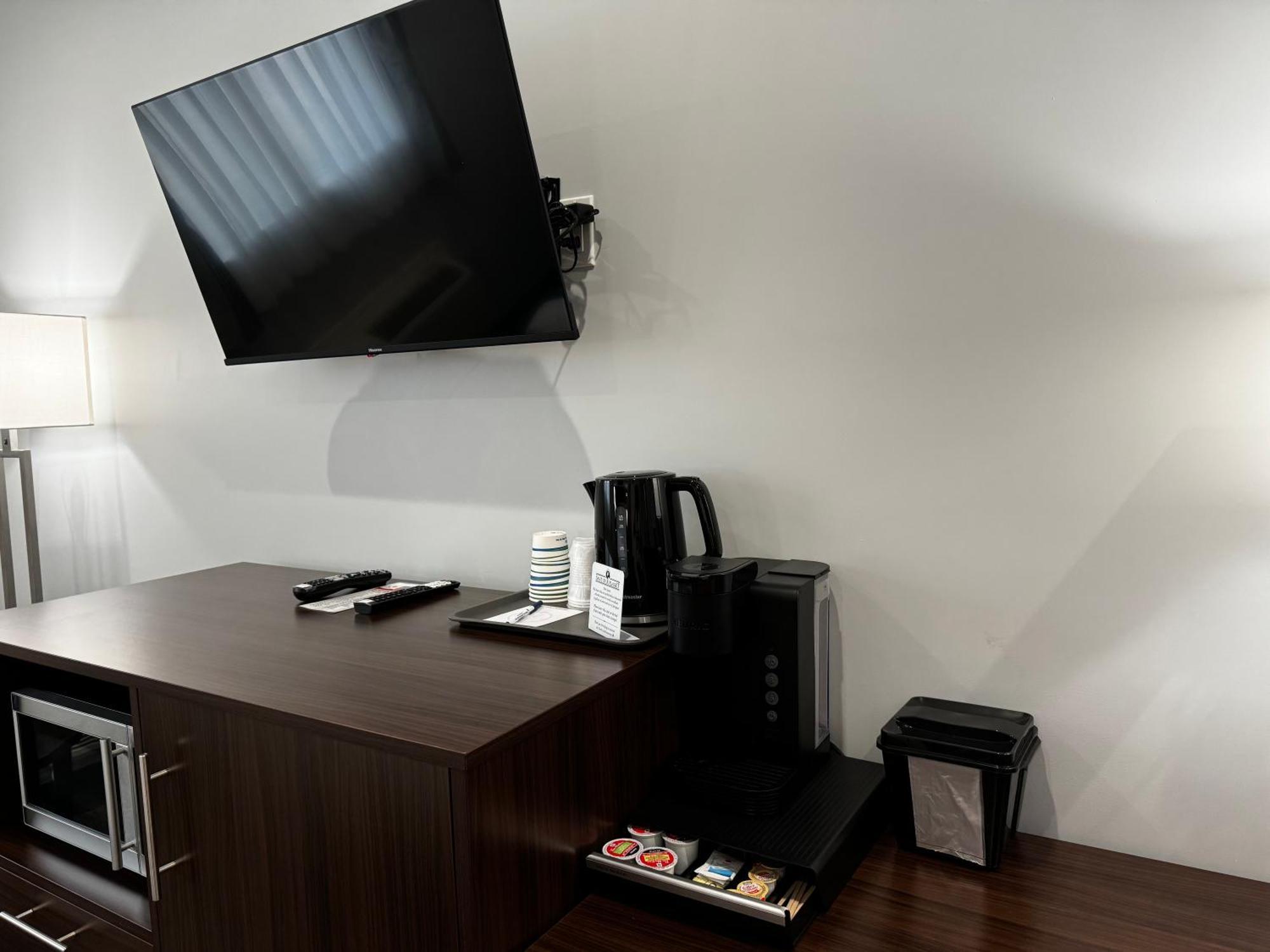 Travelodge By Wyndham Cochrane Экстерьер фото