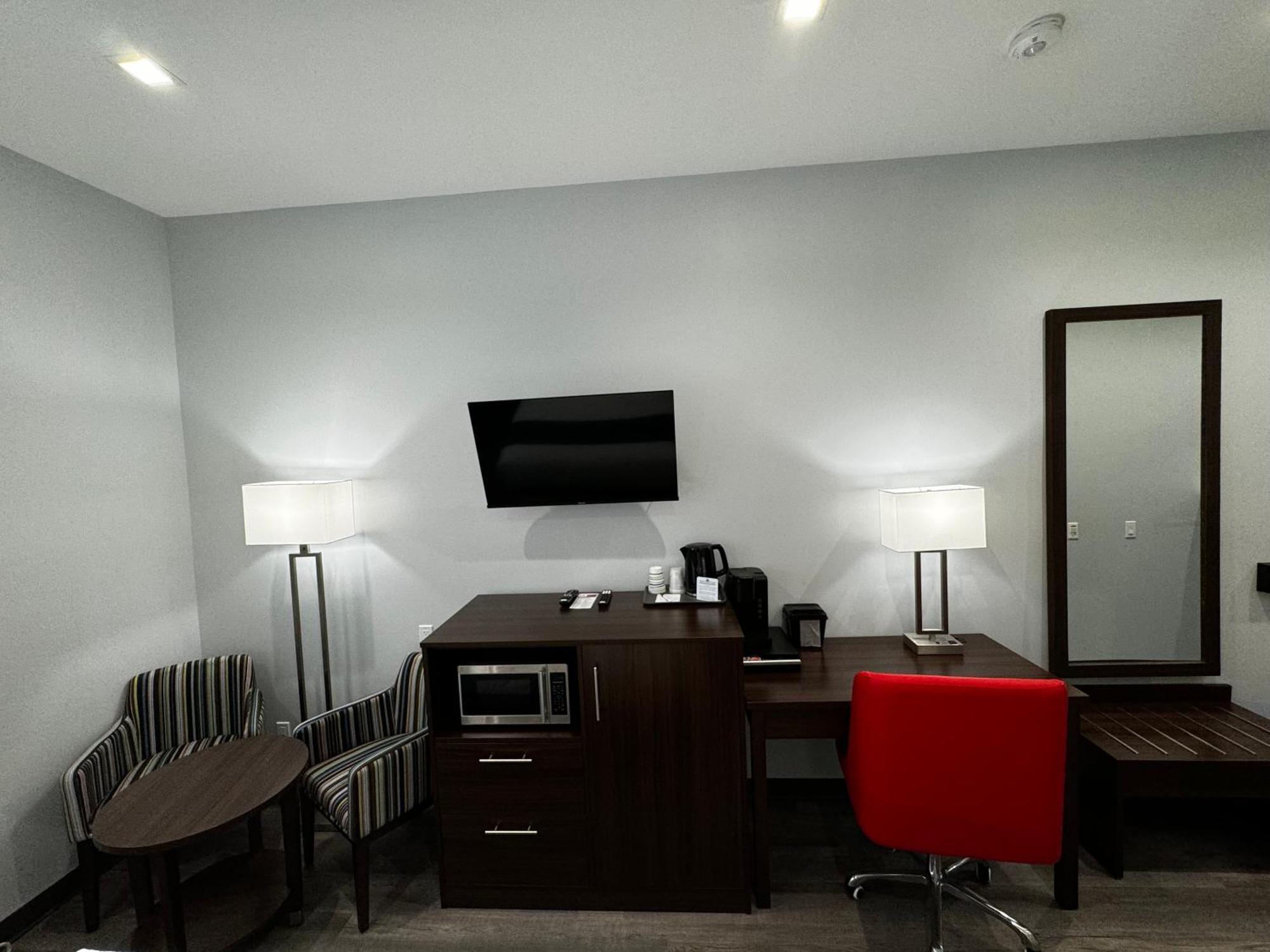 Travelodge By Wyndham Cochrane Экстерьер фото