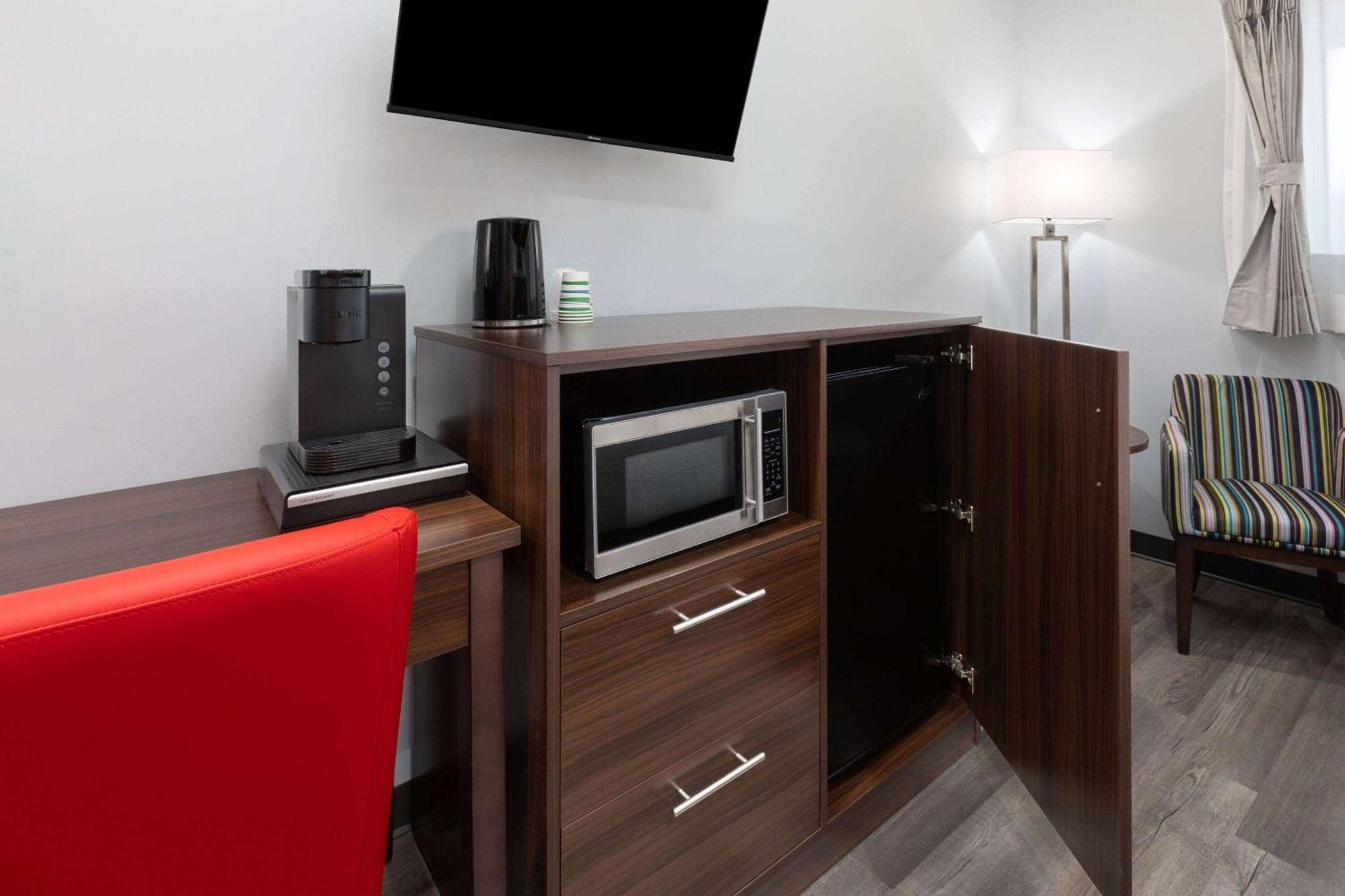 Travelodge By Wyndham Cochrane Экстерьер фото