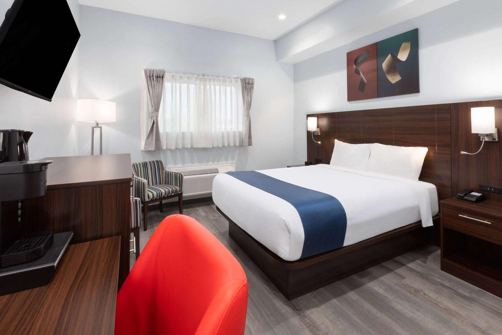 Travelodge By Wyndham Cochrane Экстерьер фото