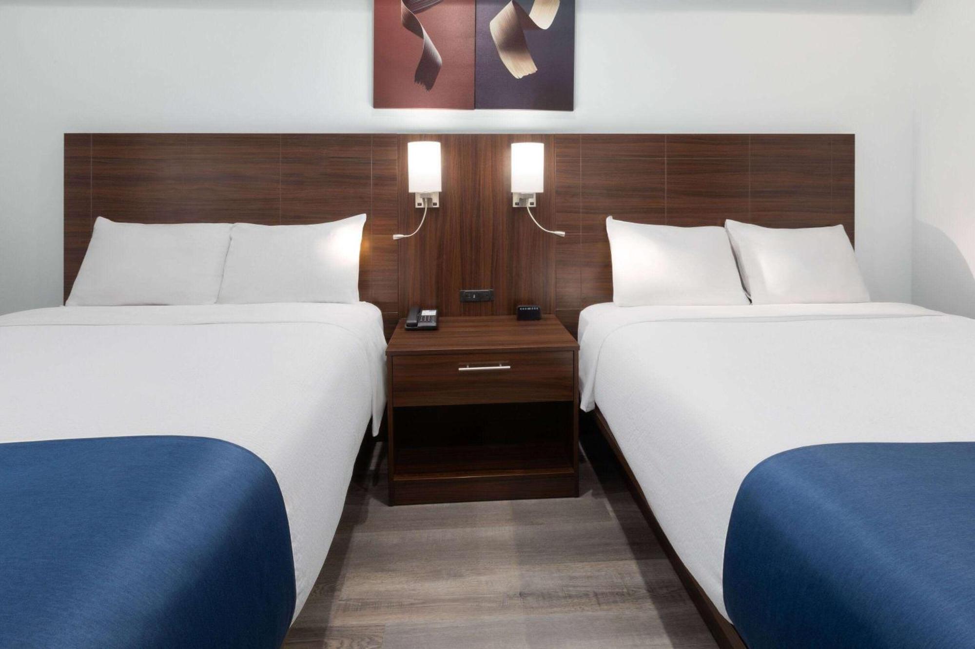 Travelodge By Wyndham Cochrane Экстерьер фото