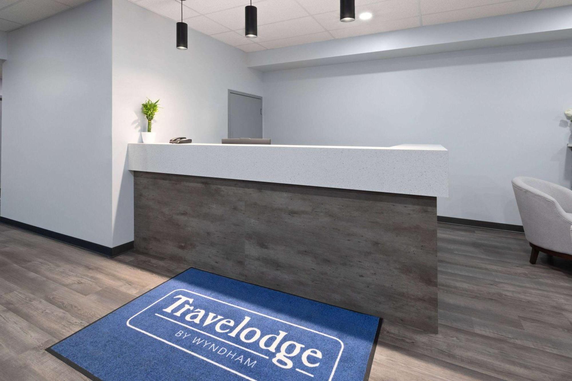 Travelodge By Wyndham Cochrane Экстерьер фото