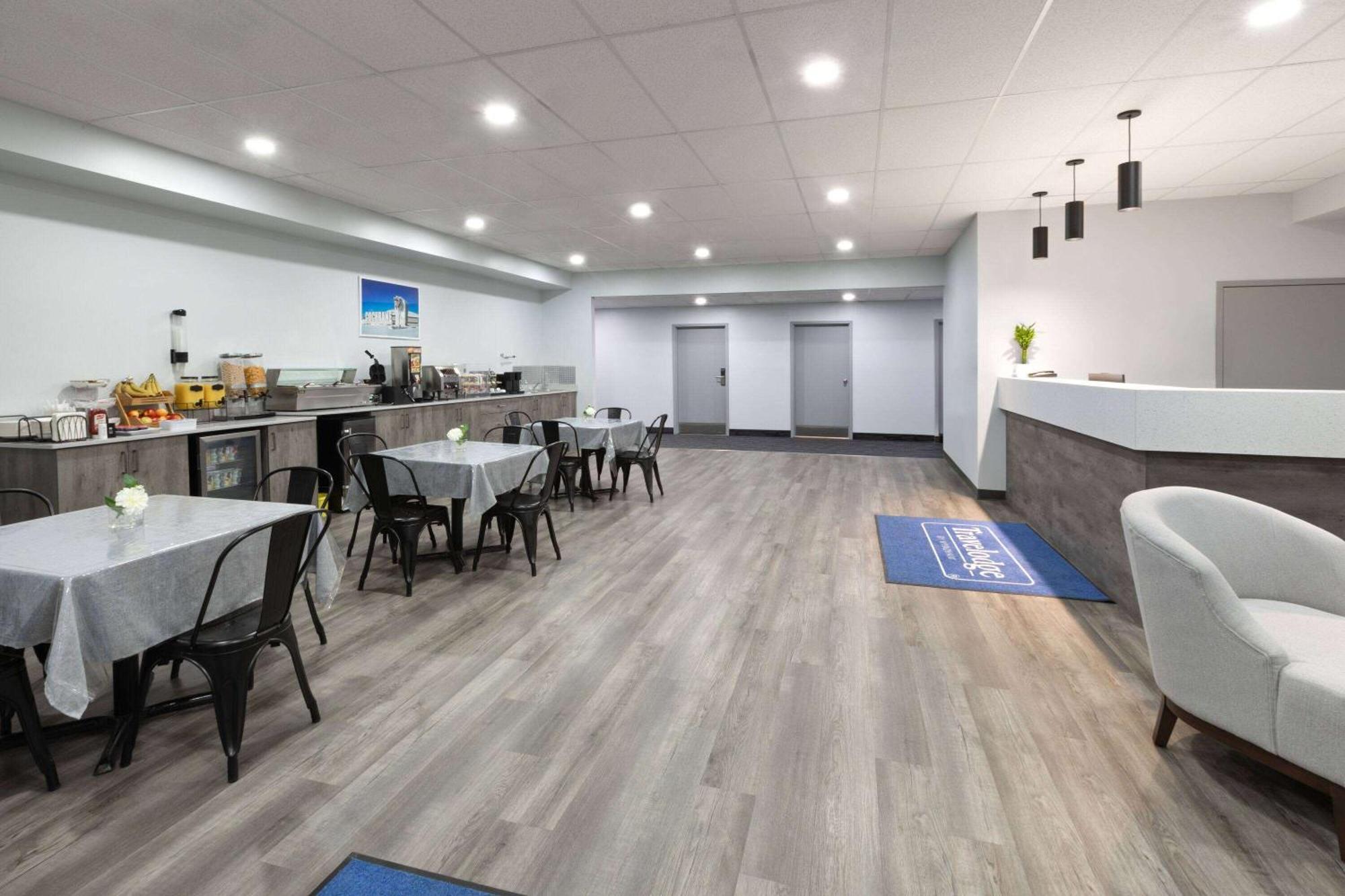 Travelodge By Wyndham Cochrane Экстерьер фото