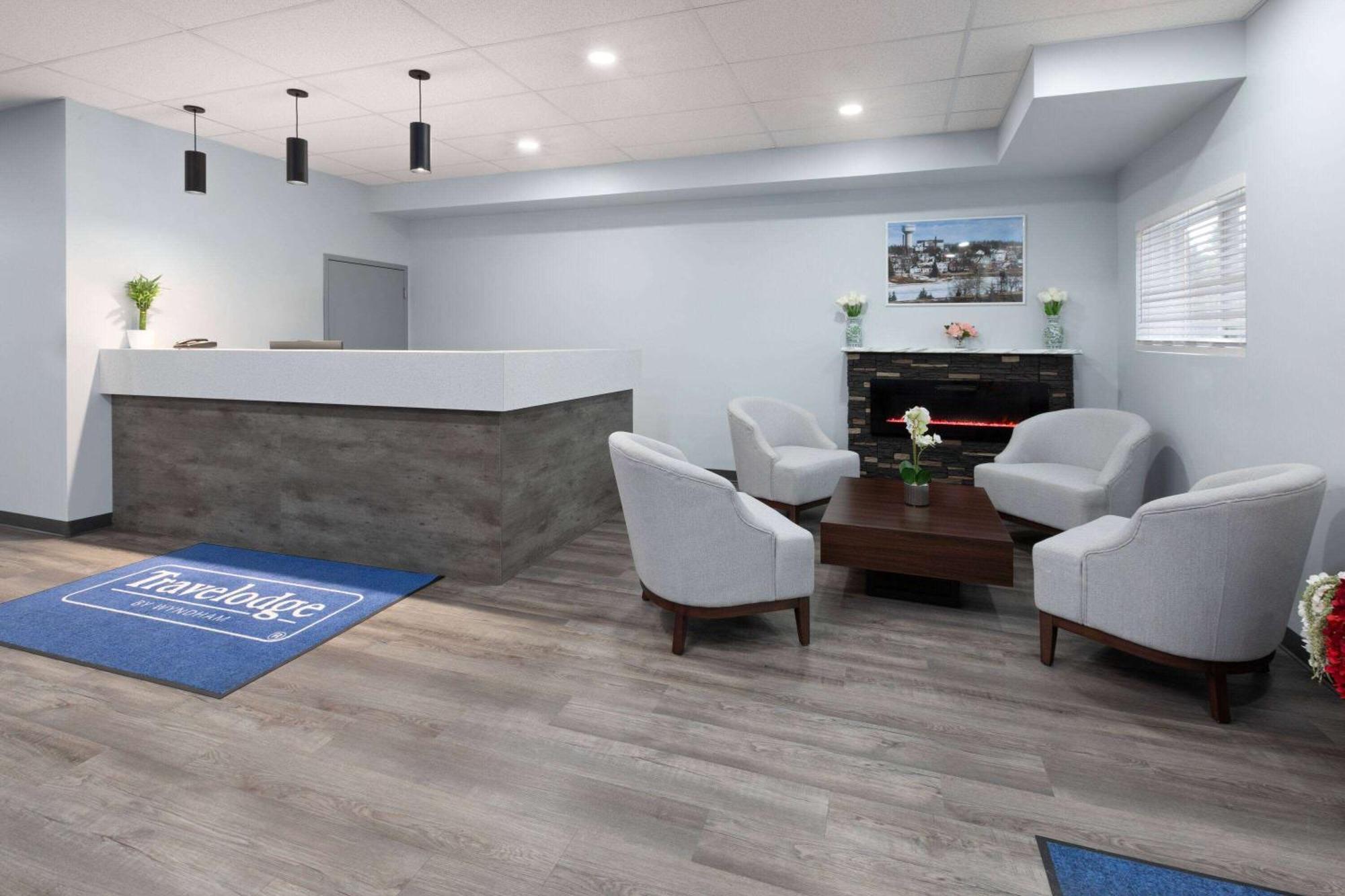 Travelodge By Wyndham Cochrane Экстерьер фото
